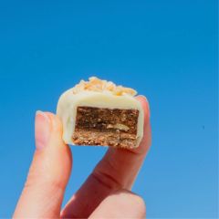 Weiße Erdnuss-Schokoriegel „Love at first bite“